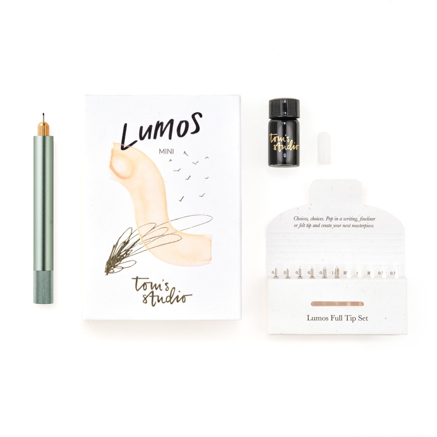 Tom's Studio Lumos Mini (Sage) | Stylo fin polyvalent et rechargeable dans un emballage de poche | Livré avec 11 pointes et un échantillon d'encre noire profonde de 3 ml