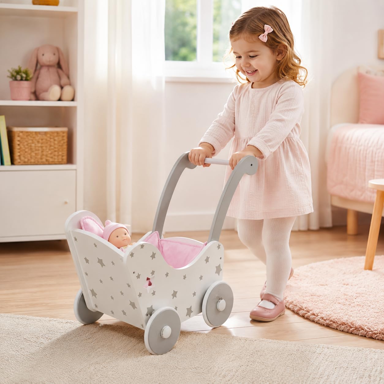 Bayer Chic 2000 Holz-Puppenwagen | Stars grau | Für Puppen bis 54 cm | Stabiler Puppenwagen aus Holz. Idealer Begleiter für Kleinkinder. Feste Schiebehöhe: 43 cm. Für Puppen bis 54 cm.