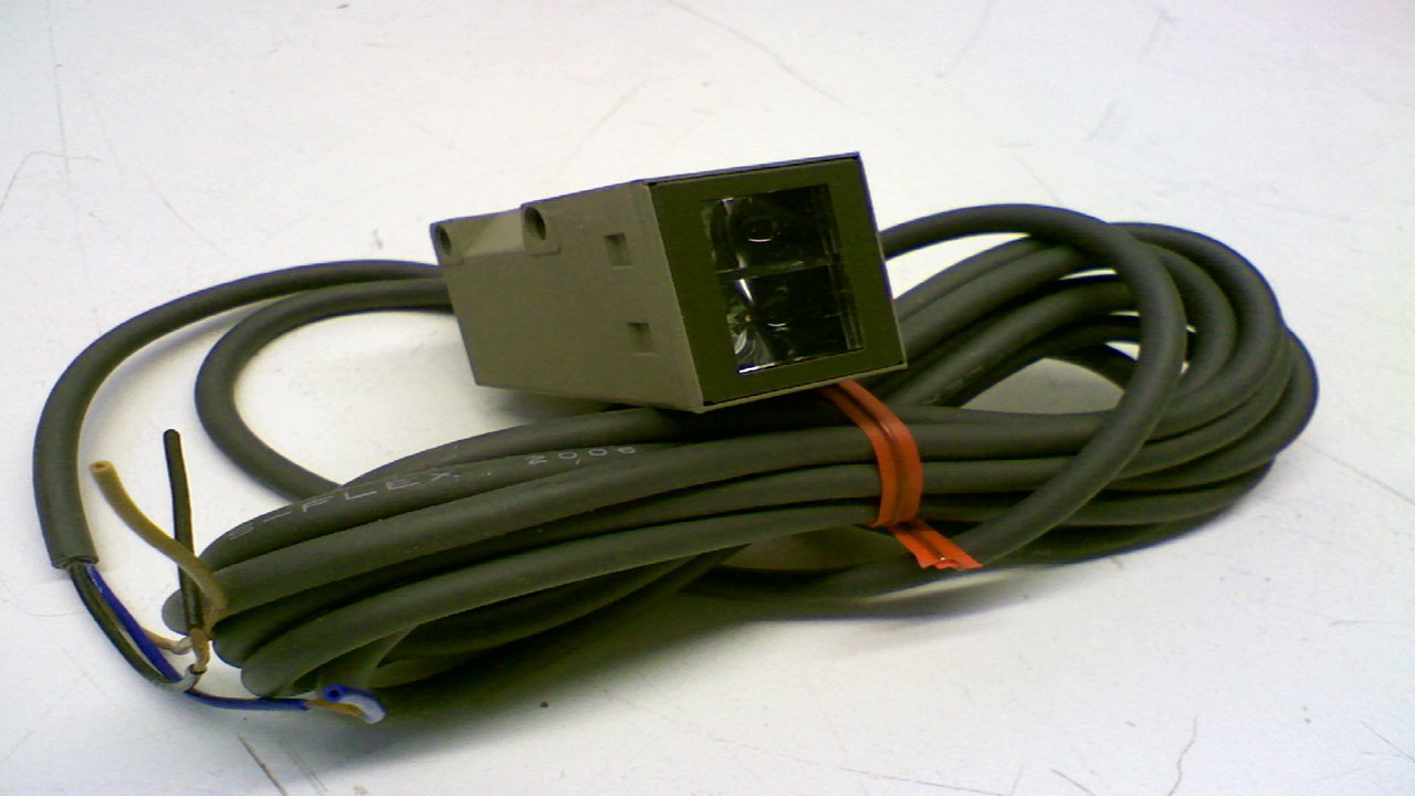 OMRON E3S-CD11 Photoelectric Switch Sensor Metal Body 10-30V DC, 70cm, bracket