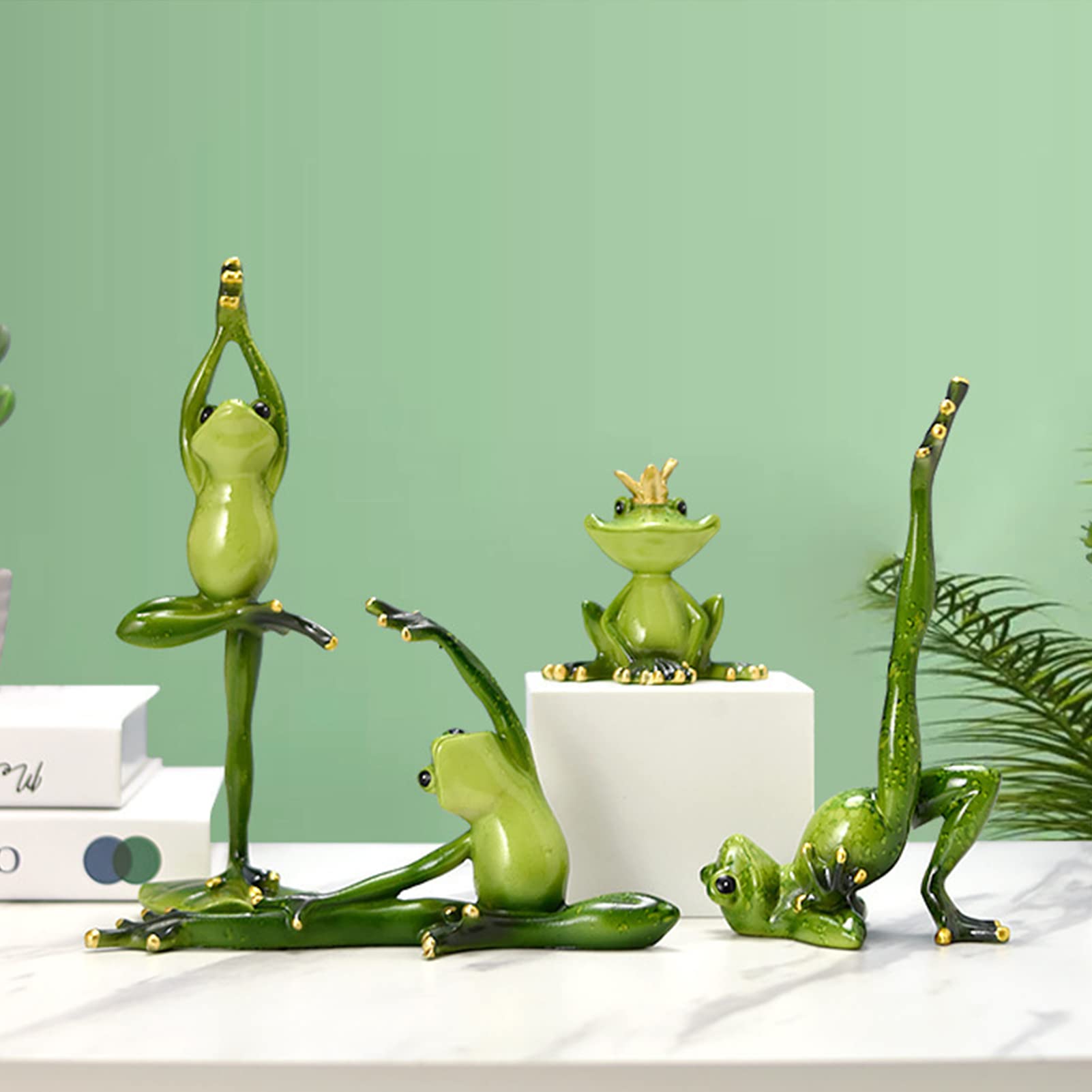 SYFUNLV 4 sztuki figurek żaby 3D, z żywicy, 4 różne pozycje jogi, dekoracyjna figurka żaby siedząca w pozycji jogi, zabawny kreatywny ornament na biurko, do biura domowego
