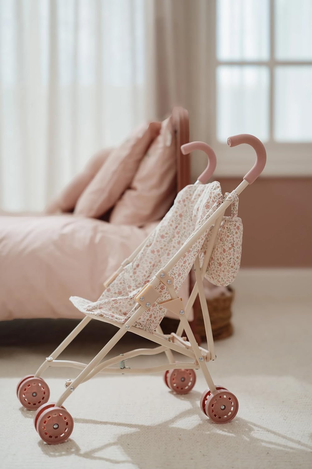 Little Dutch Cochecito de muñecas plegable de metal con asas suaves y bolsa – para muñecas de 33-46 cm, Soft Flowers rosa/blanco
