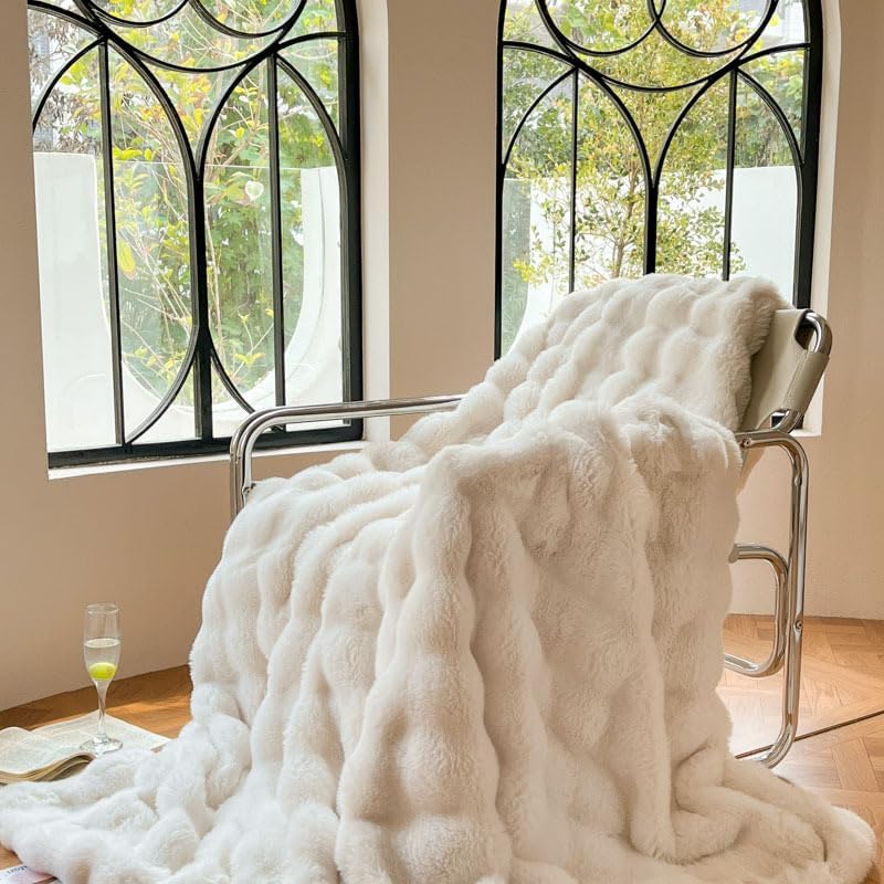 LIMOS Soft Plush Throw Blanket，Super Soft Cozy Fuzzy Blanket Faux Fur Blanket for Couch Bed and Sofa (White, 200 x 230cm)