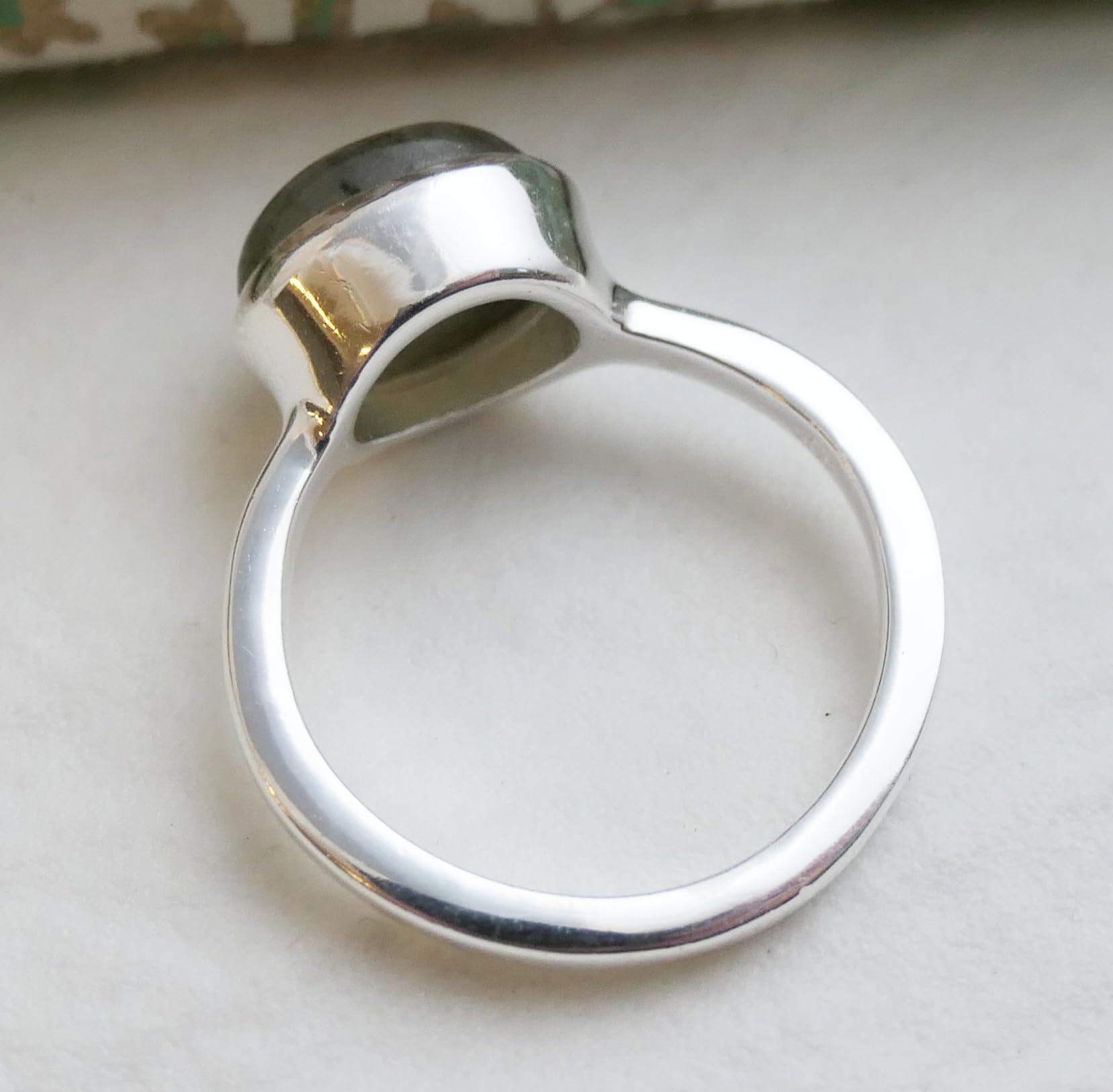 Anillo de plata esterlina con piedras preciosas de labradorita