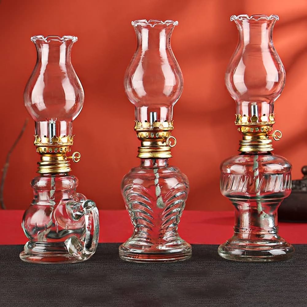 De Antieke Lantaarn Van De Kerosine Stock Foto - Image of messing