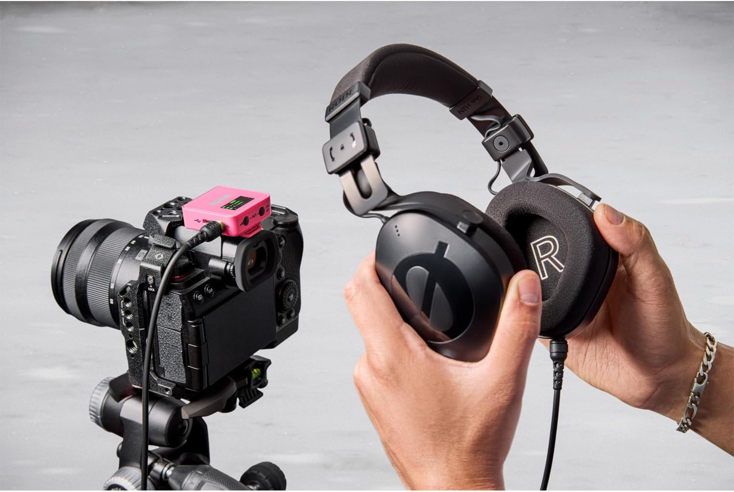 Rode Wireless GO Gen 3 bezprzewodowy 2-kanałowy system radiowy mikrofonowy różowy z interview GO adapter ręczny różowy i keepdrum futrzana ochrona przed wiatrem