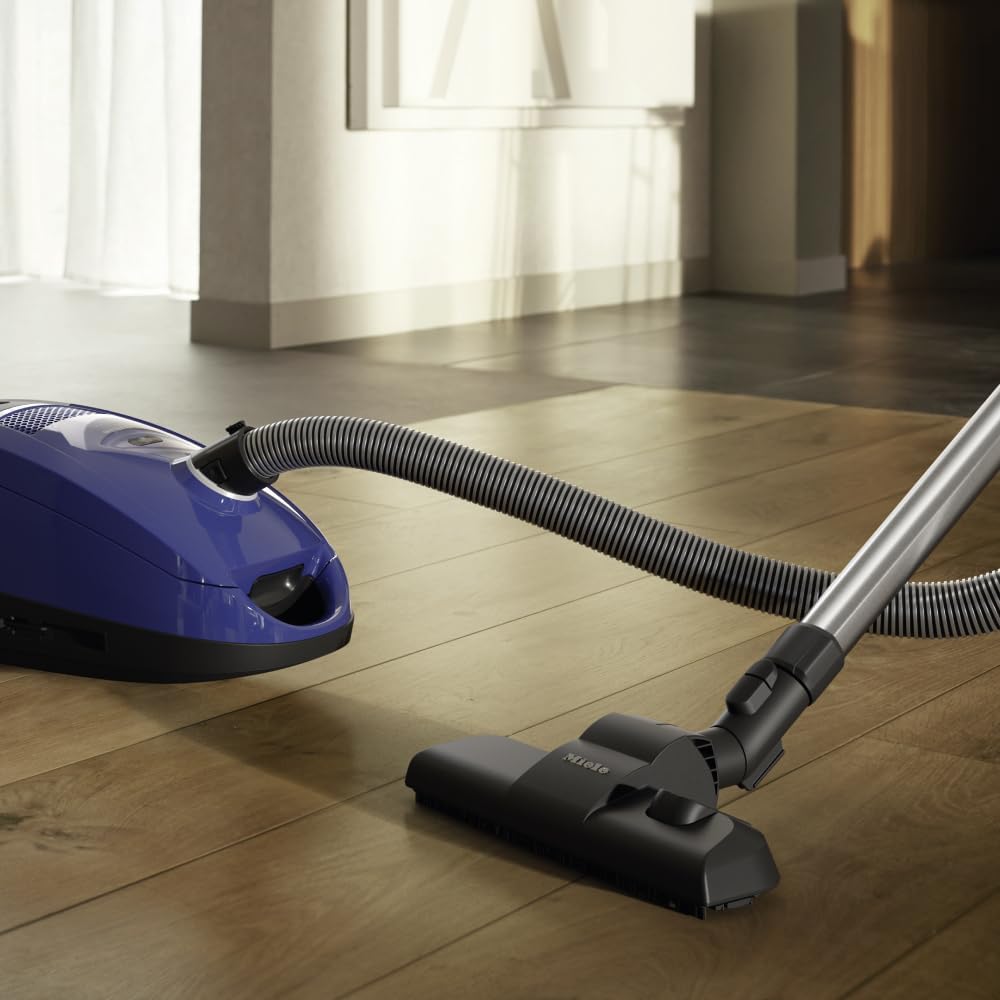 Miele Complete C2 Hardfloor, Aspirapolvere a Traino con Sacco, con Motore Power Efficiency, Bocchetta per Pavimenti Duri, Pedale, Riavvolgimento del Cavo, Colore Blu Tech Miele Complete C2 Hardfloor, Aspirapolvere a Traino con Sacco, con Motore Power Efficiency, Bocchetta per Pavimenti Duri, Pedale, Riavvolgimento del Cavo, Colore Blu Tech