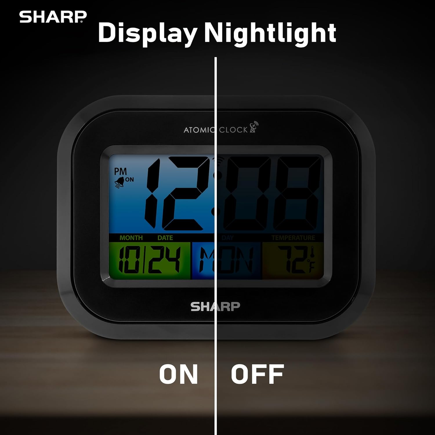 പകൽ, രാത്രി ക്രമീകരണങ്ങളിൽ ക്ലോക്കിന്റെ ഡിസ്പ്ലേ, നൈറ്റ്ലൈറ്റ് ഓഫ് (മങ്ങിയത്) ഉം ഓണും (പ്രകാശിതം) ഉം ആയി കാണിക്കുന്ന താരതമ്യ ചിത്രം.