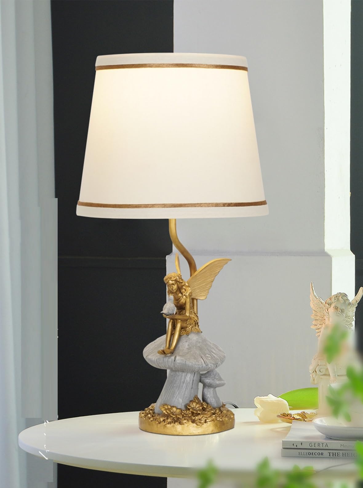Lámpara de mesa de ángel con pantalla de tela blanca, ángel de resina dorada y gris en base de hongo, luz decorativa para mesita de noche