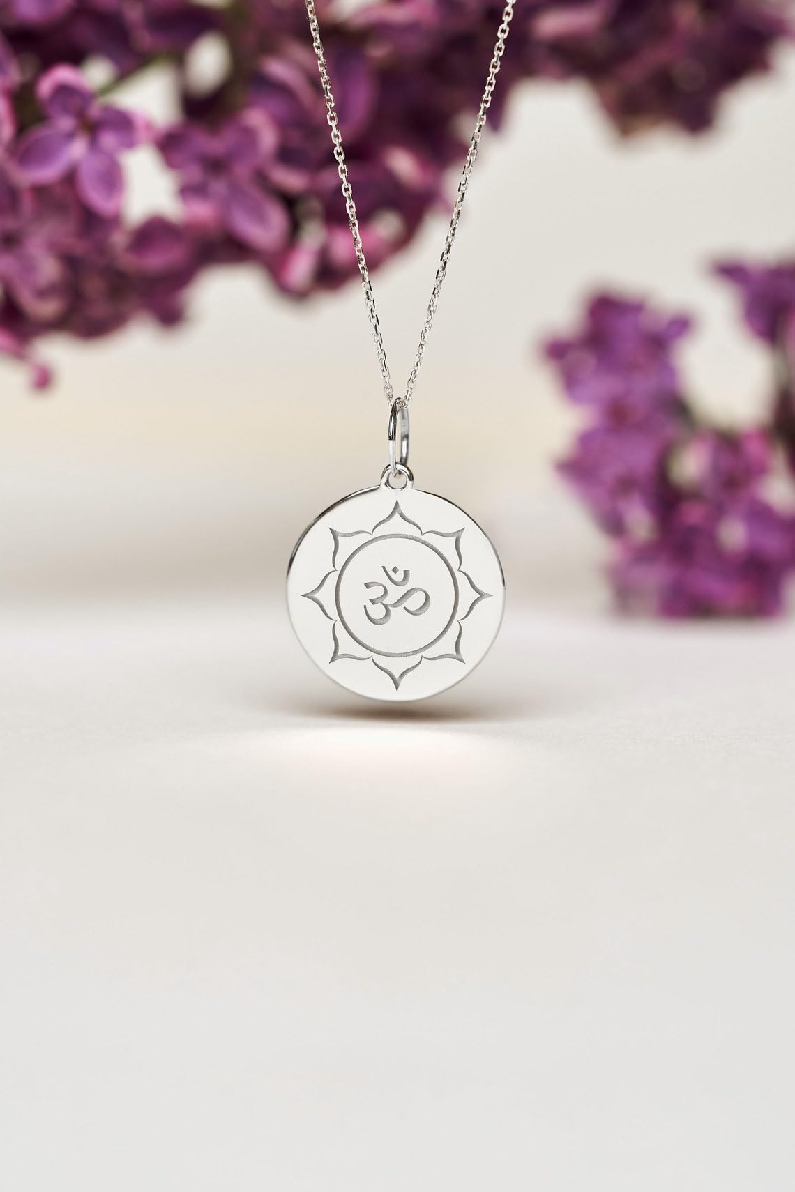 LKBEADS Collana con ciondolo a moneta incisa con simbolo Om da 24 mm con catena a maglie da 18 pollici | Argento Sterling 925 | Gioielli regalo unisex | LK_PNDN_2205