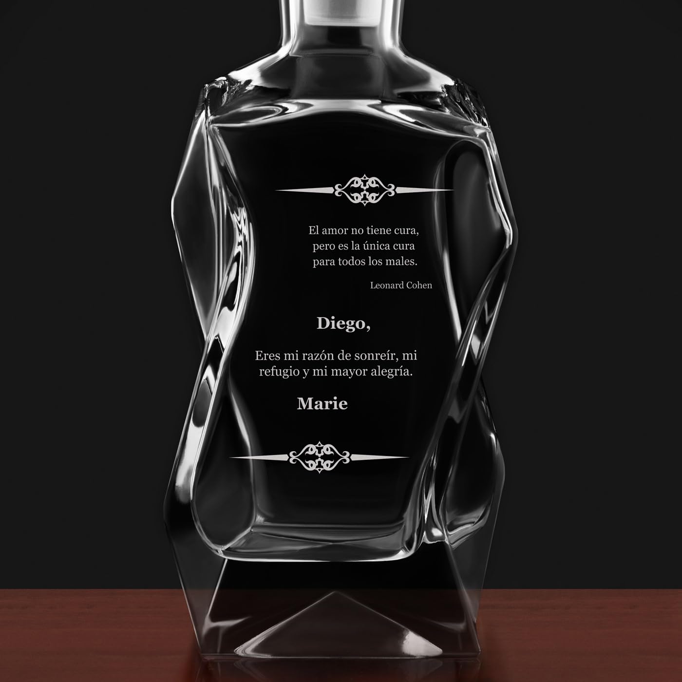 Maverton Decantador de Whisky 700 ml con 6 Vasos Personalizados 250 ml - Jarra de Cristal con Tapa - Regalos Originales para Hombre Regalo Dia del Padre Cumpleaños Amigo Marido Abuelo - Amor