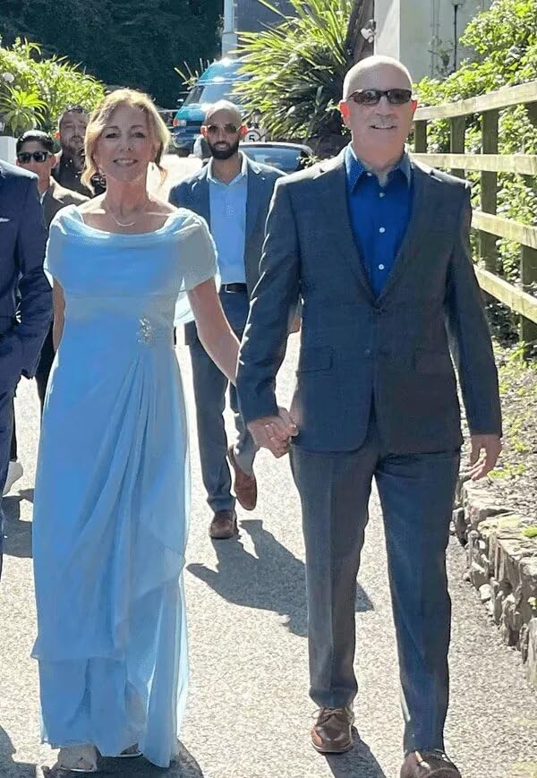 Chiffon Mother of The Bride Dresses Long for Women Cape Sleeves Ruffles Wedding Guest Dress with Slit LN1644