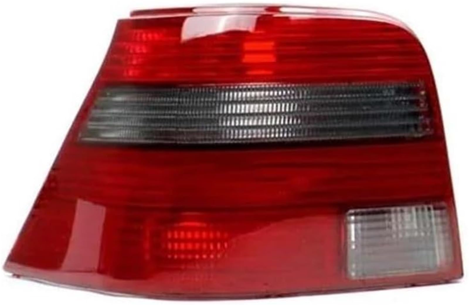 Feu arrière de voiture cassé Golf 4 solution remplacement gauche