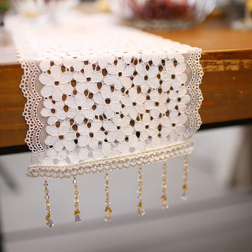 Chemin de table brodé blanc en dentelle florale avec pompons pour mariage