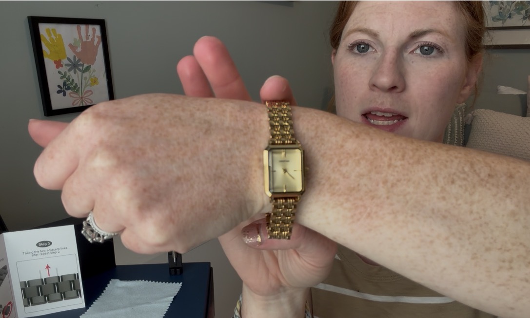 Check out this gorgeous gold watch! Details here!