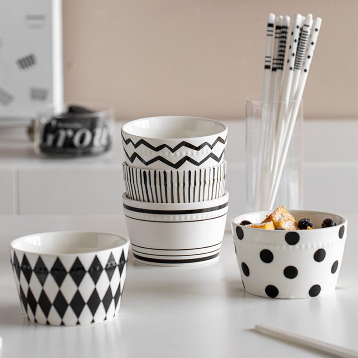 Cabilock Bols à Riz en Céramique 330ml, Lot de 5, Style Noir et Blanc | Légers et Portables, Fond Antidérapant, Faciles à Nettoyer, pour Repas Quotidiens, Desserts et Soupes