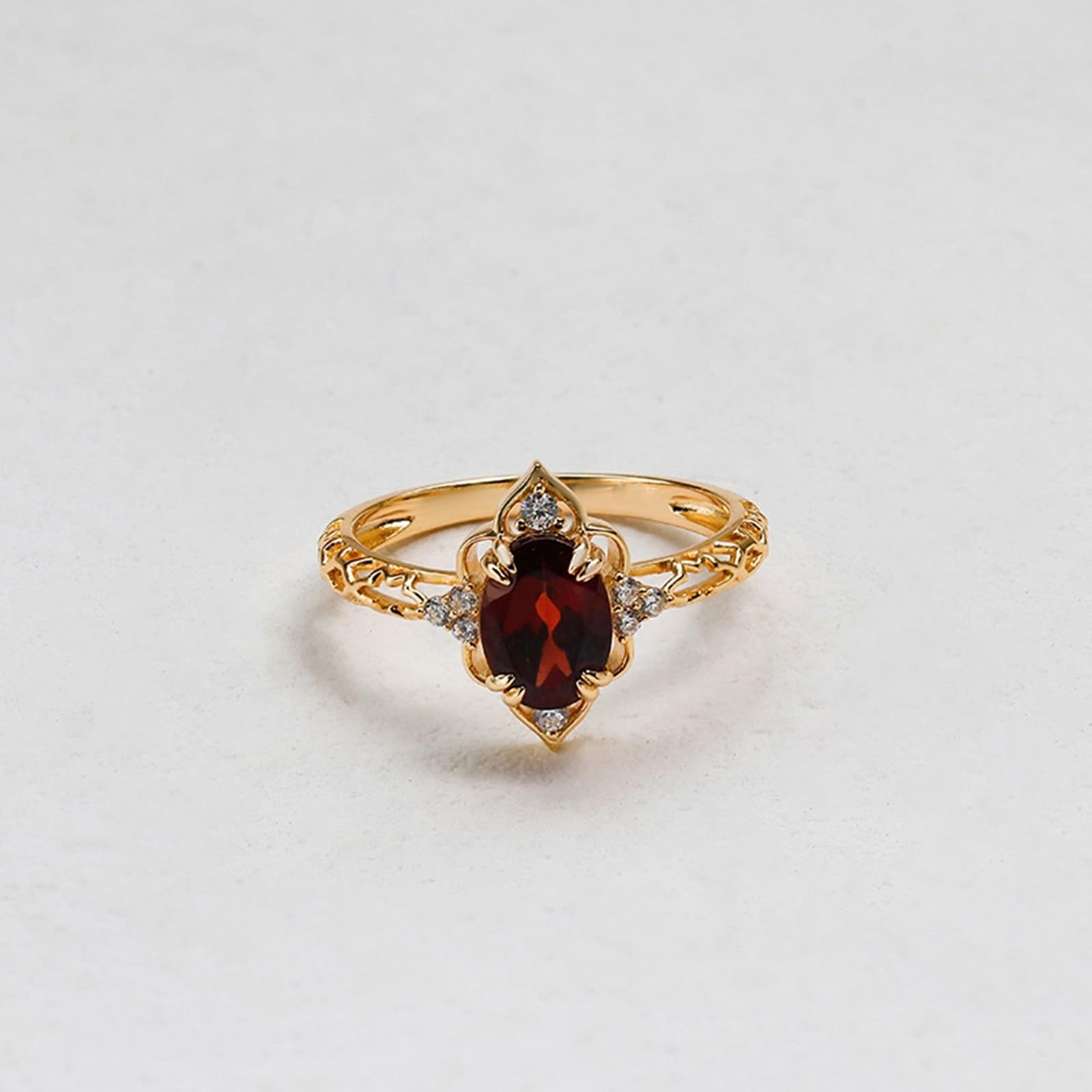 Anillo de boda dorado Au 375/585/750 con granate ovalado, forma vintage de filigrana