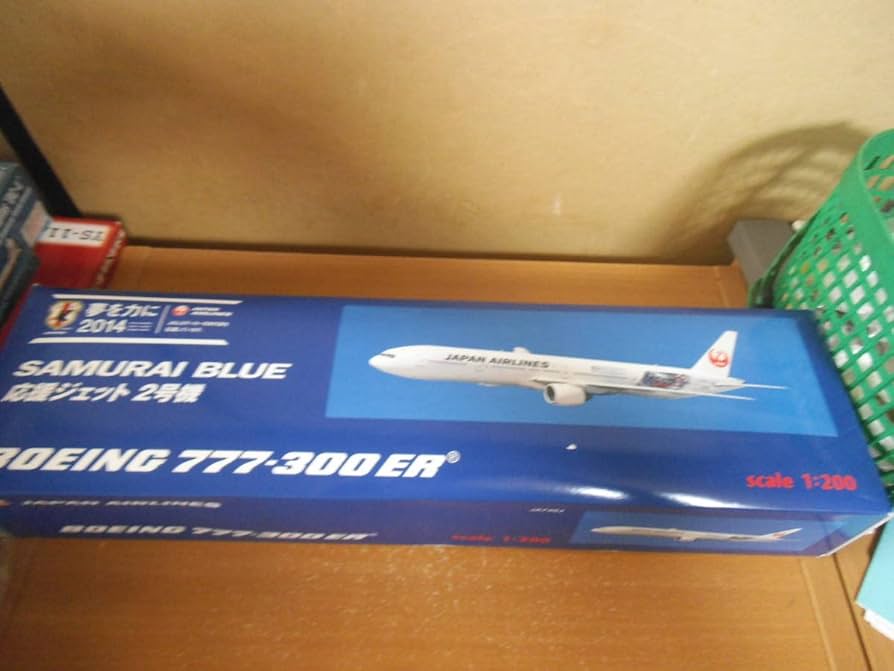 【ほぼ新品】JAL 日本航空　Boeing 777-300ER 1/200 1/200 Japan Airlines Boeing 777-300ER Plastic Model