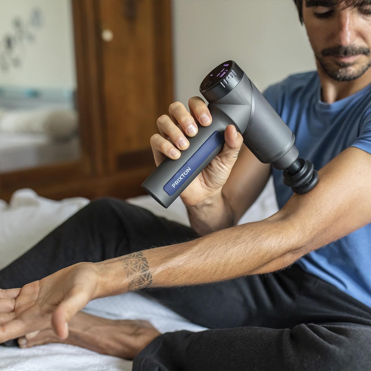 Prixton Profesjonalny pistolet do masażu mięśni 30 W, 3300 obr./min, 9 prędkości, 6 głowic, tryb fitness i fizjoterapii, bezprzewodowa i lekka konstrukcja MGF100