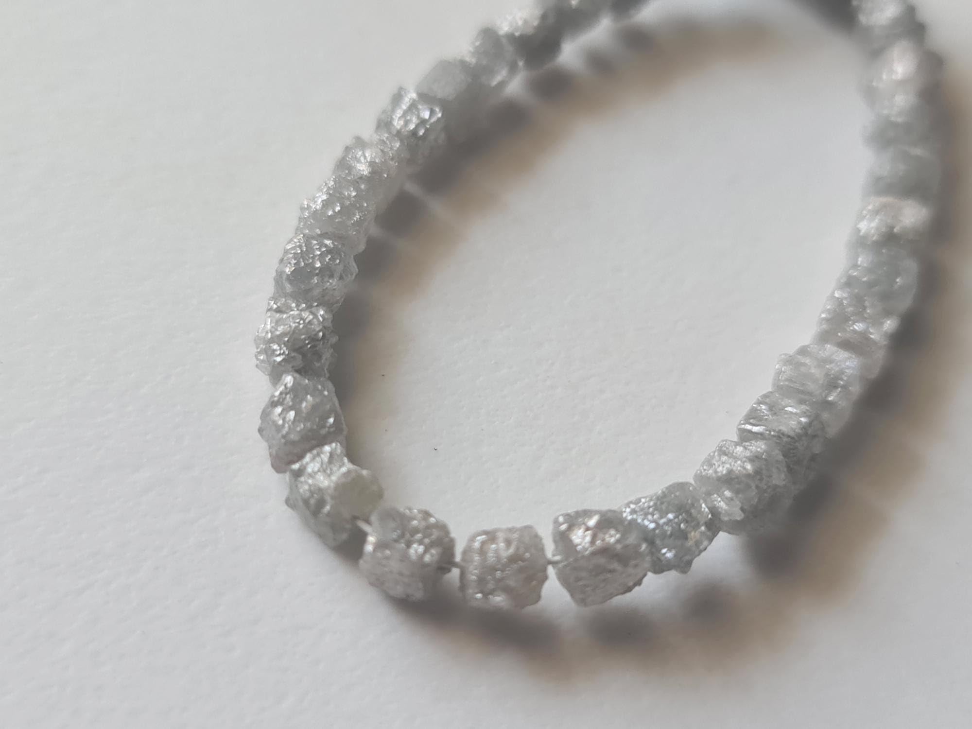 Kamienie szlachetne do biżuterii 3,5-4 mm szare białe surowe diamentowe kostki, naturalne surowe diamentowe kostki/koraliki w pudełku, surowe diamentowe kostki, wiercone pudełko 2 szt. - PVD78