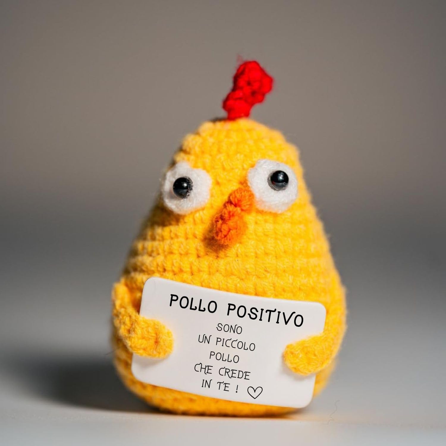 Pollo Positivo© | Regalo di Pasqua | Idea Divertente & Simpatica | Compleanno Bambino Bambina | Festa Amico| Sorpresa Collega| Amigurumi Motivazionale| Giocattolo Comico| Decorazione Tavola Pasqua