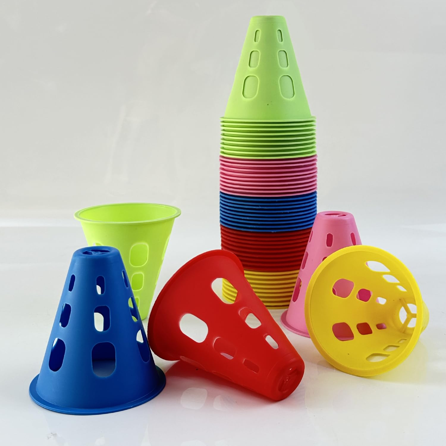 Coni di Slalom,Slalom Coni di Allenamento，Coni per Allenamento Sportivo, Set da 50 Pezzi, Ostacoli per l'allenamento di Bambini, Calcio e Pattinaggio a rotelle