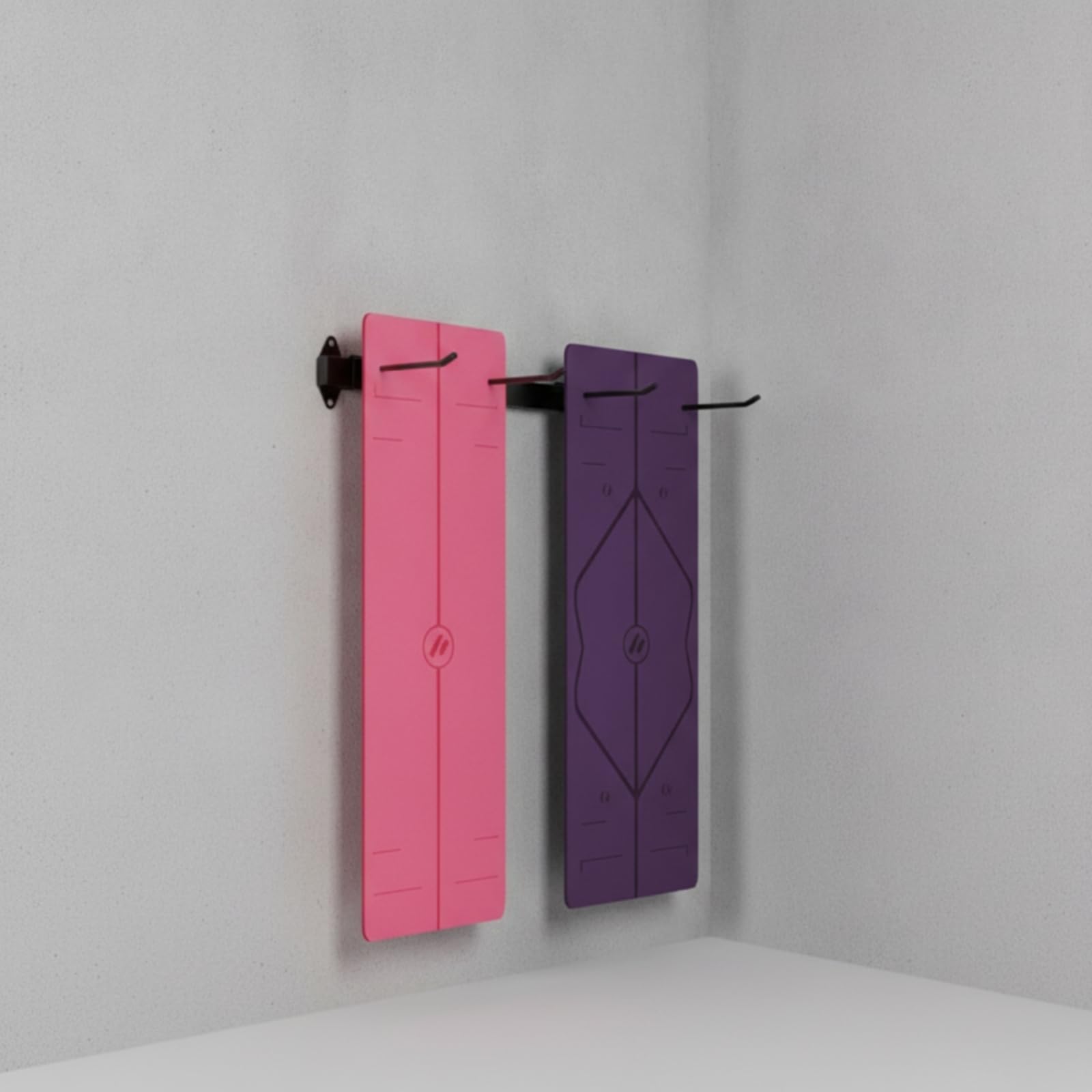 KESOTO Soporte Pared para Esterillas Ajustable Metal Negro con Brazos Curvos para Sujeción Ejercicio para Gimnasio en Casa Estudio O Garaje