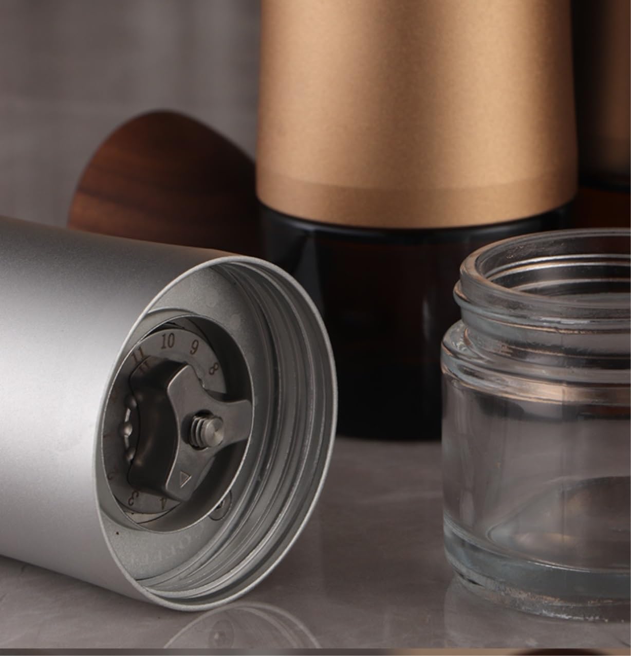 Podróżny Młynek do Kawy Ręczny Młynek Do Kawy Ze Stożkowym Żarnem Stali Nierdzewnej O Regulowanym Mieleniu Ręcznie Mielony Ziaren Kompaktowy Espresso(Blue,Silver)