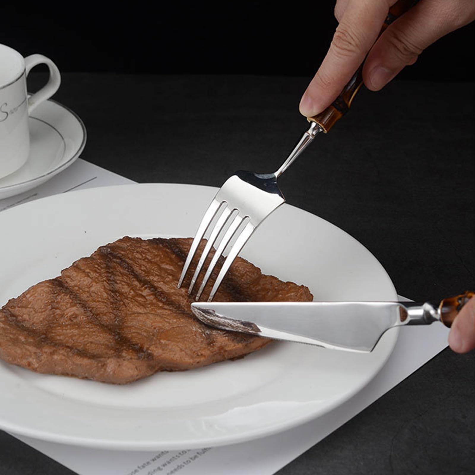 Este Juego de Cubiertos de bambú y Madera para 6 Personas Incluye un Elegante Juego de Cubiertos de Acero Inoxidable para la Mesa, Ideal para el hogar, la Cocina o el Restaurante. Cuenta con