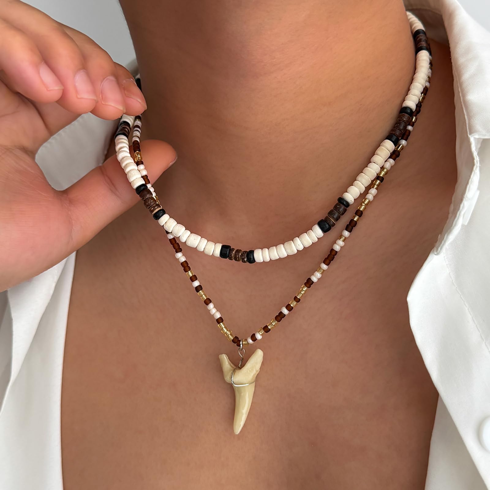 Collana con Conchiglia Puka per Uomo Collana con Dente di squalo stratificato Ciprea Collane con Perline in Legno Marrone Nero Collane con Conchiglie di Cocco Regalo di Gioielli da Spiaggia Estiva
