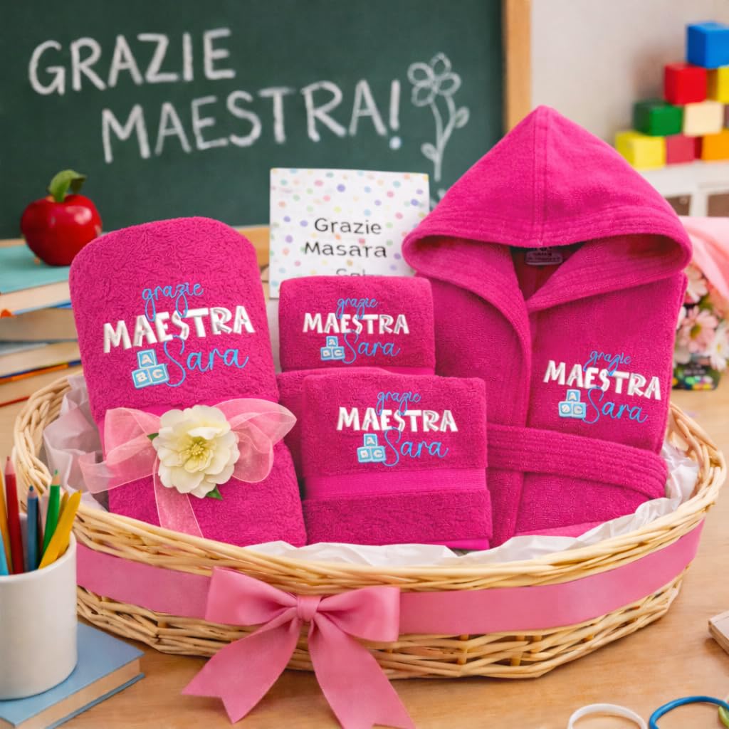 D&Vlab Kit Set Completo asciugamani da bagno 4 pezzi Telo viso bidet Accappatoio personalizzato con Nome Maestra Ricamato - Idea Regalo fine anno Scolastico ''DADI'' (Fucsia)