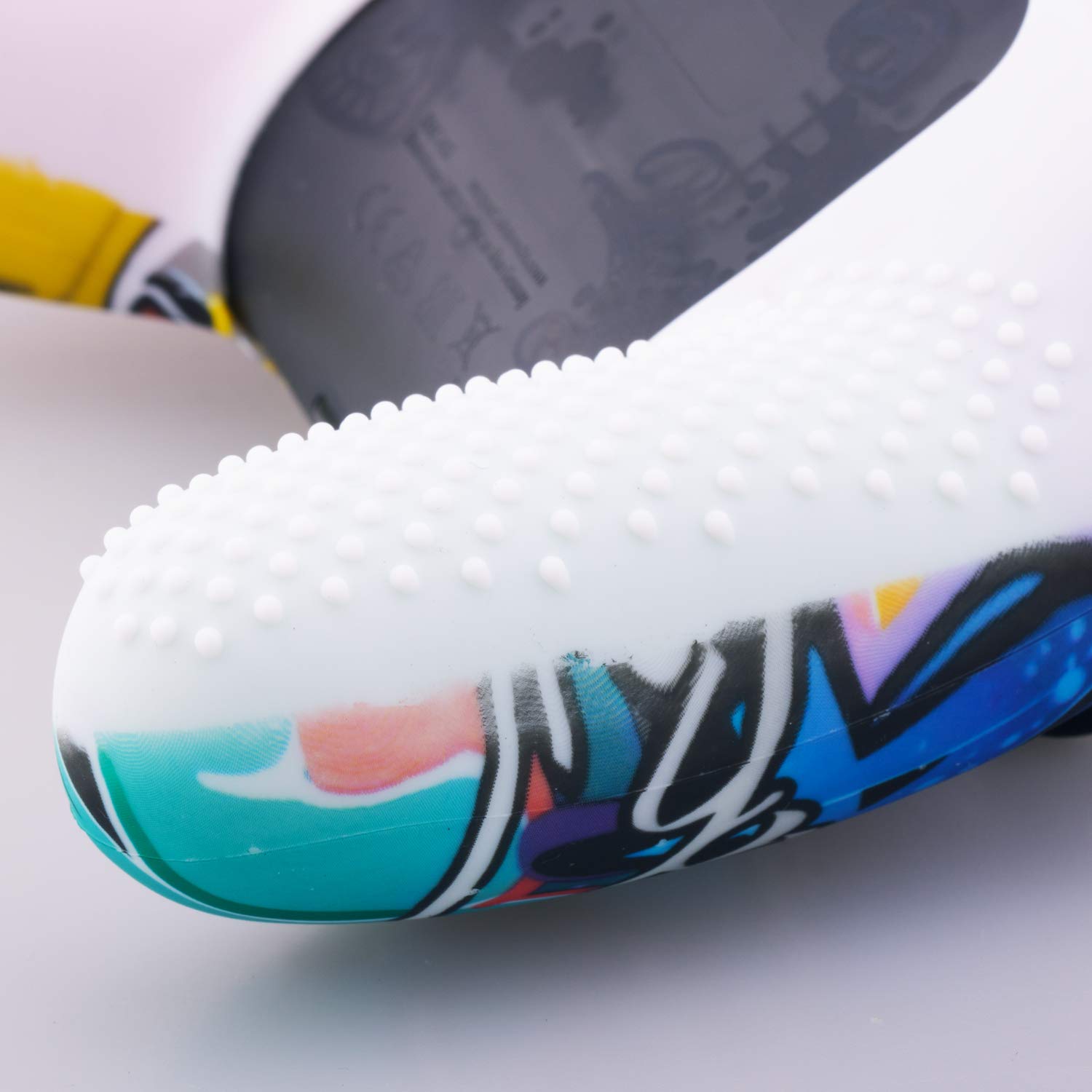 YoRHa Coque de protection en silicone avec impression par transfert studded - Uniquement pour manette officielle Switch Pro x 1 (graffiti comique) - Avec embouts Pro - 8 poignées de pouce