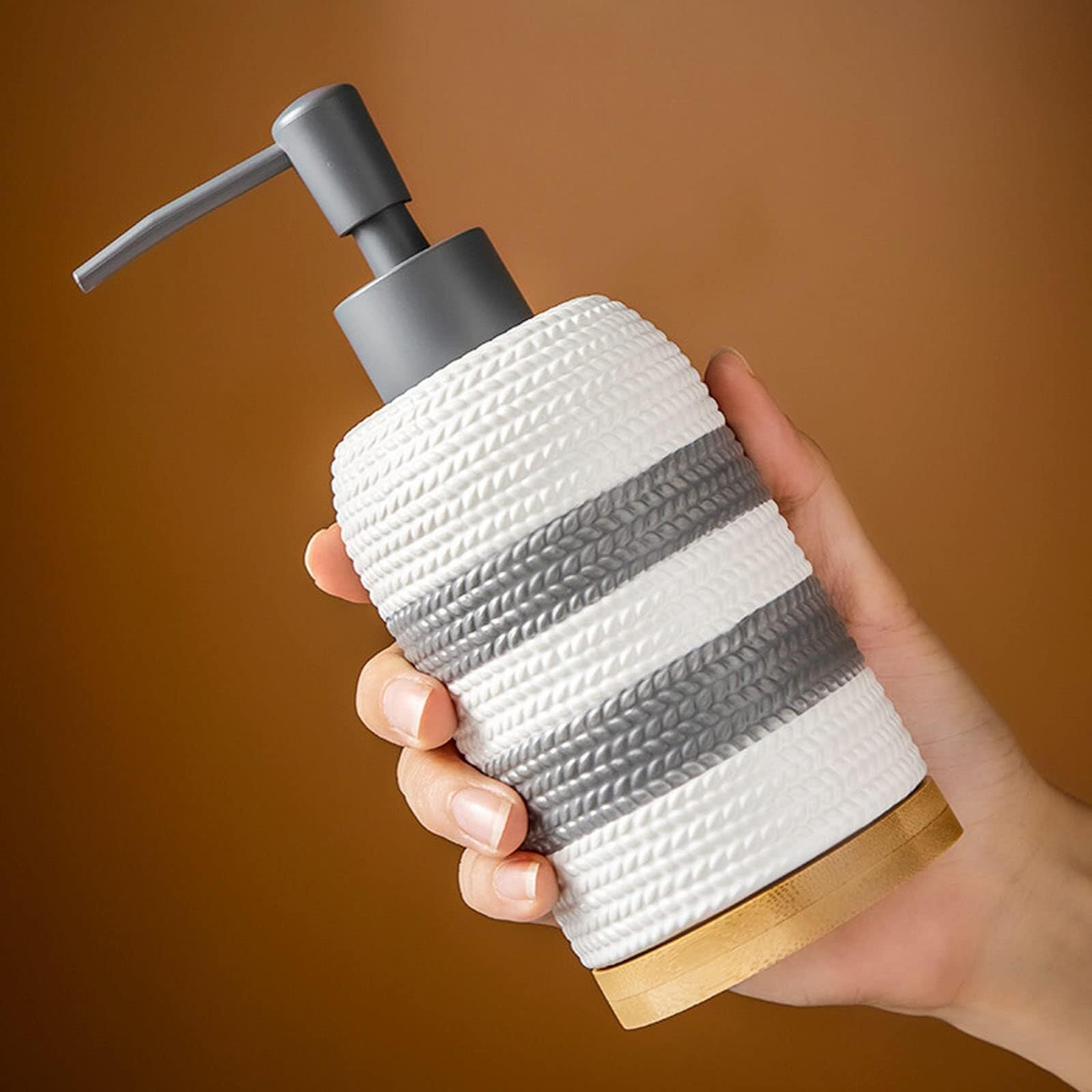 Set di accessori per il bagno Set di accessori for il bagno moderno con dispenser, portasapone, portaspazzolino e bicchiere Arredamento per gli affittuari