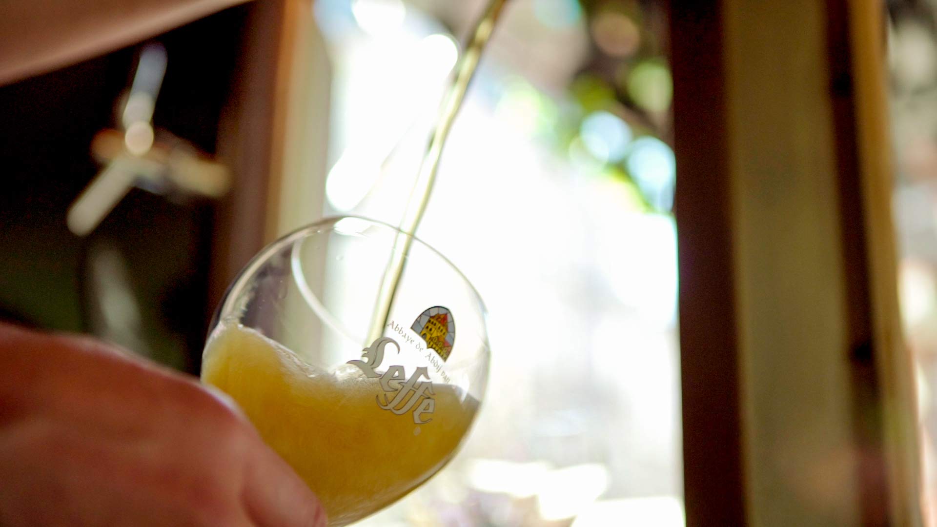 Leffe Lot de 6 verres à bière 0,33 l avec sous-verres – Verres Leffe 0,33 l pour la gastronomie et la collection – Verre à bière 33 cl – Passe au lave-vaisselle