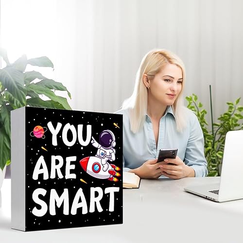 Miniatura 7 de Letrero inspirador de madera con texto en inglés "You are Smart, lindo astronauta montando cohete en el espacio, caja de madera, placa, decoración