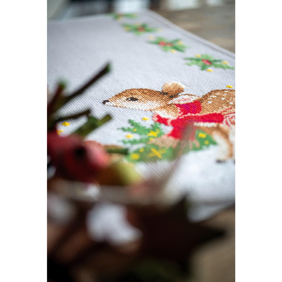 Vervaco Stickpackung Tischläufer Zählmusterpackung Kreuzstich Hirsche mit Kaninchen Stickläufer zum Selbersticken Stickset Weihnachten Kreativ Set für Erwachsene 32 x 84 cm Kreatives Geschenk