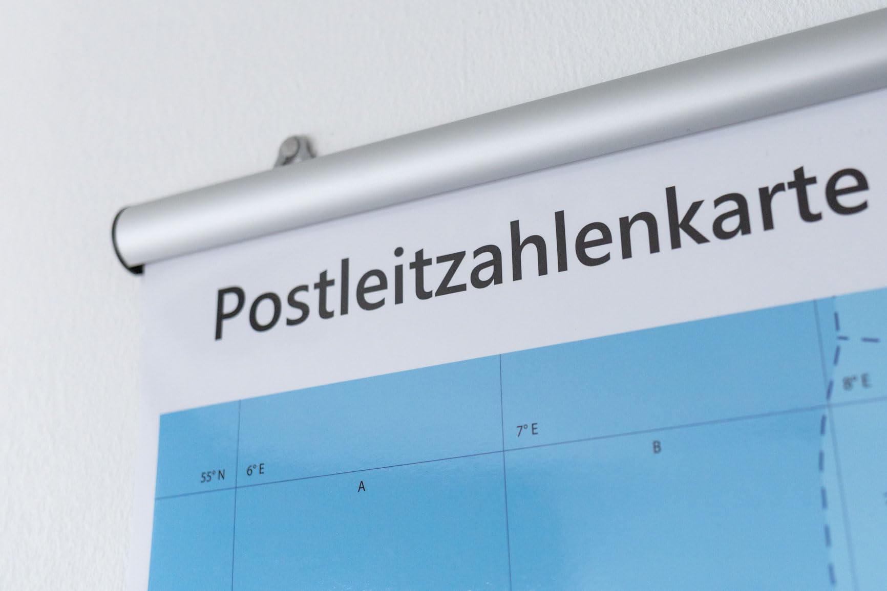 XL Postleitzahlenkarte Deutschland magnethaftend mit Metallleisten und Laminierung, beschreibbar, für Magnete geeignet, 100 cm x 142 cm