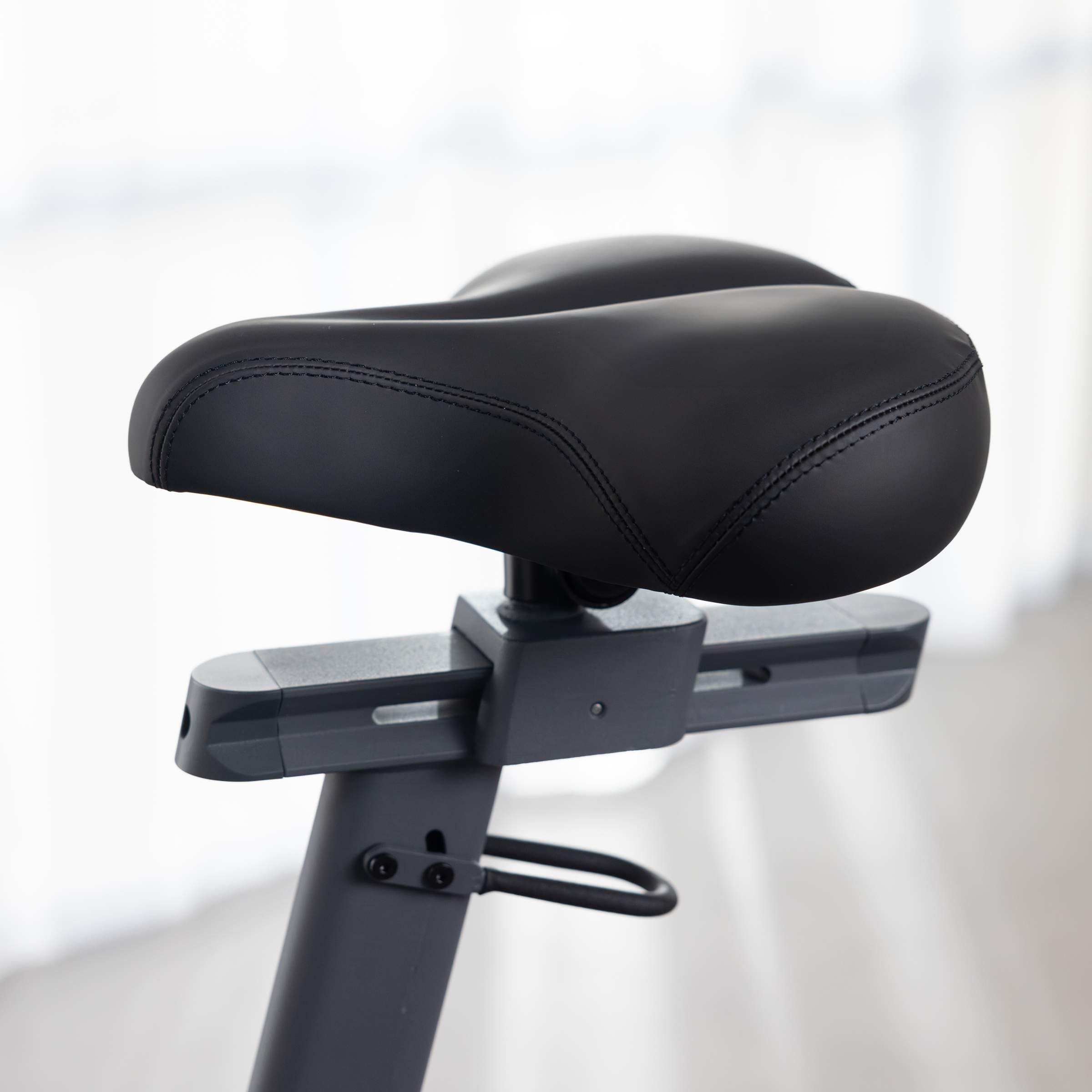 KETTLER SPORT Ergometer HOI TOUR STONE | Induktionsbremssystem mit bis zu 500 Watt Spitzenleistung | 20 Trainingsprogramme, interaktives Training mit Apps