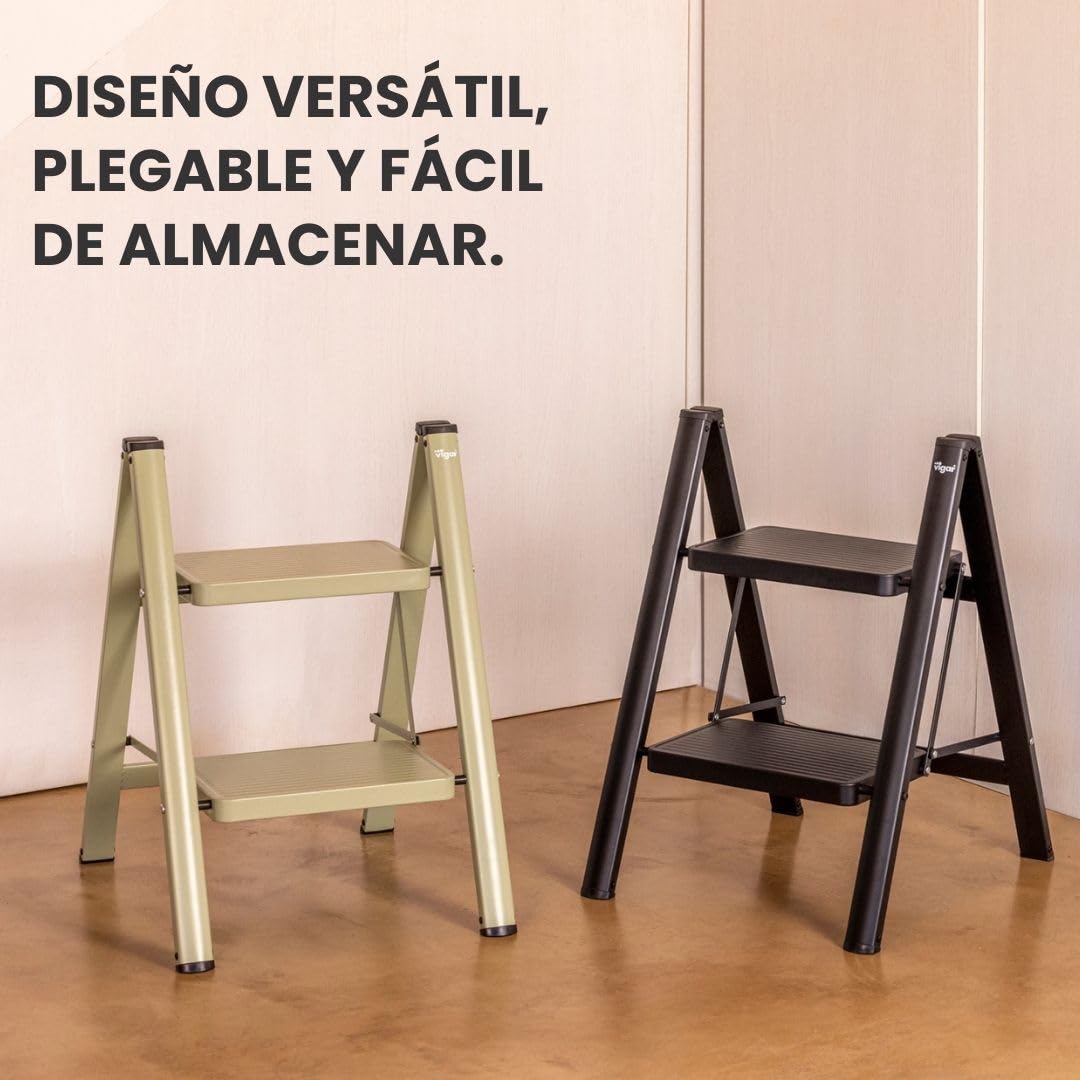 Vigar Escalera Plegable - 2 Peldaños de Acero, Taburete Plegable Portatil Antideslizante con Asa Metal, Taburete Escalera Banquito Step Stool hasta 150 kg, Compacto Ligero para Cocina Hogar - Verde