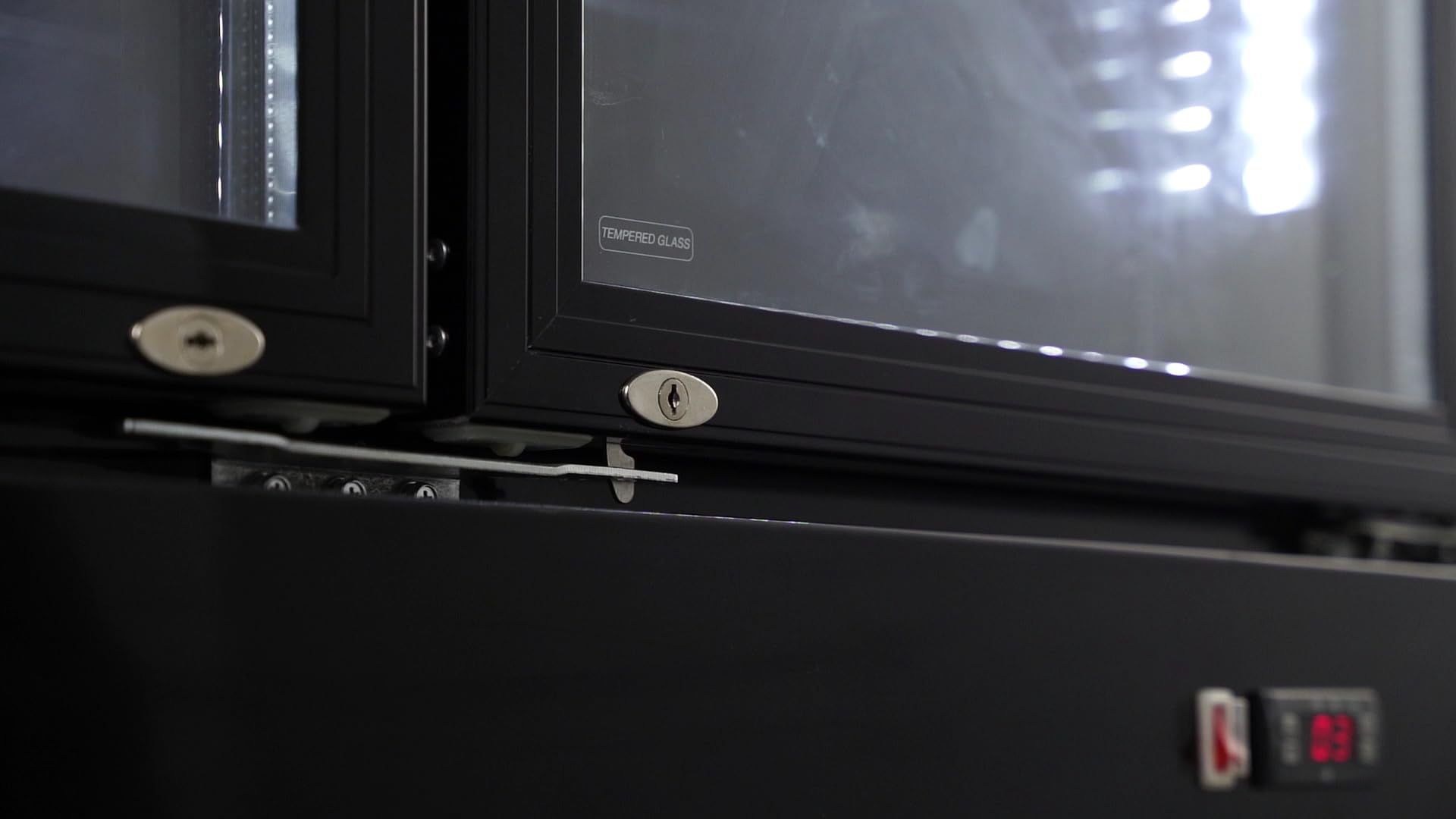 METRO Professional Vitrine Réfrigérée Double/Réfrigérateur Double à Boissons GSC2100B-NC, Acier/Aluminium/Verre,120 x 72,5x 206,6 cm, 949 L, Froid Ventilé, Roulettes & Serrure, Noir