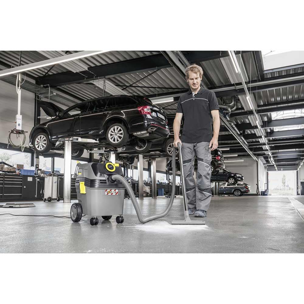 KÄRCHER aspiratore solidi-liquidi NT 30/1 Ap L, 1380 W, filtro plissettato piatto, contenitore: 30 l, tubo di aspirazione: 2,5 m, ugello pavimento (300 mm), bocchetta fessure