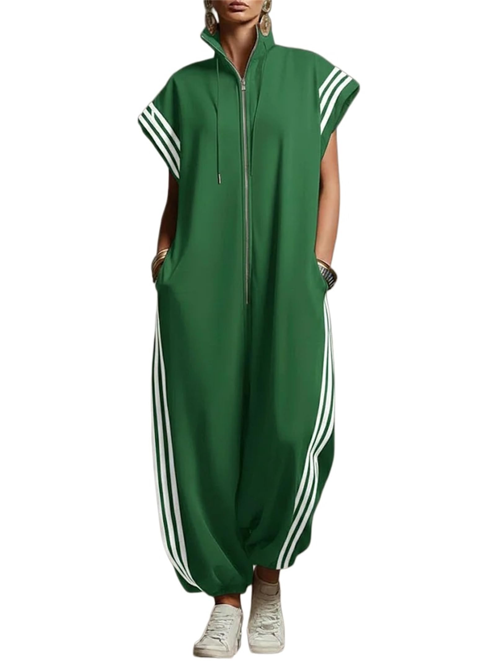 Mono de mujer con cuello alto, cremallera frontal y rayas en contraste, manga corta, estilo casual y holgado.