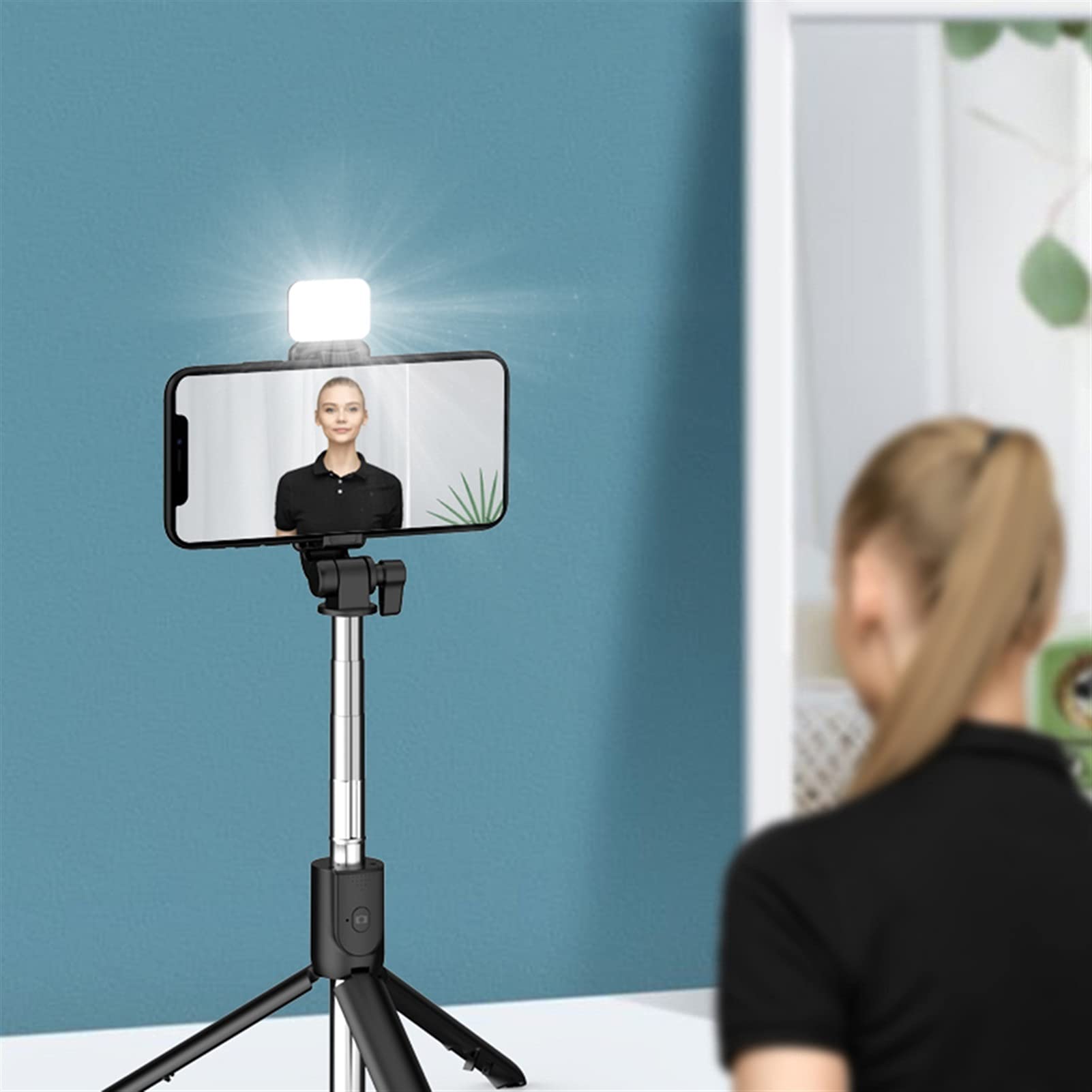 SCRUBY Mini bastone per selfie portatile, estensibile, con treppiede, con luce di riempimento, pieghevole, wireless, Bluetooth, colore: bianco
