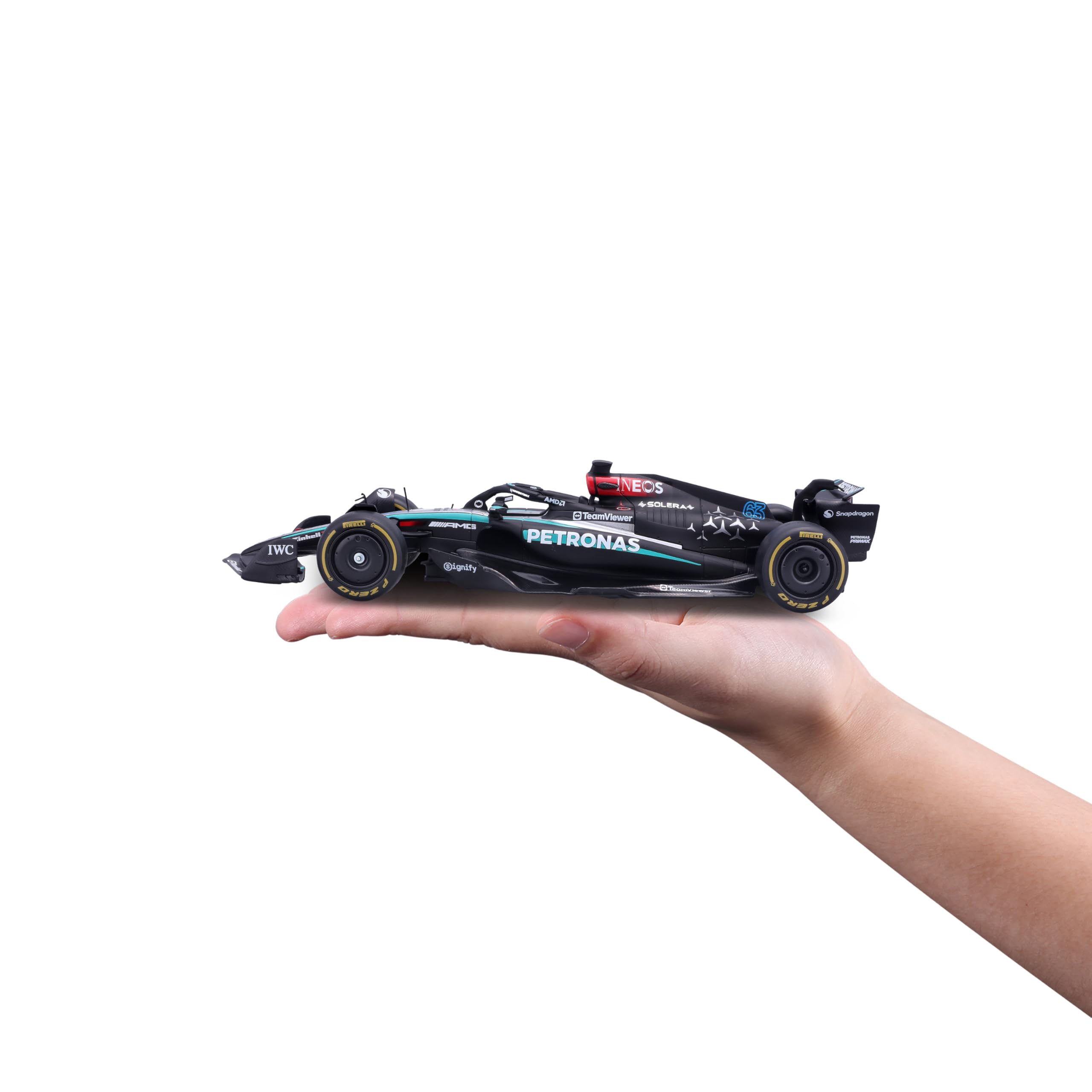 Bburago – Mercedes W15 Russell, Modelo de Coche a Escala 1:24, Figura del | Modelo F1 Mercedes W15 #63 Russell a escala 1:24 con figura, réplica detallada con licencia Mercedes, a partir de 14 años