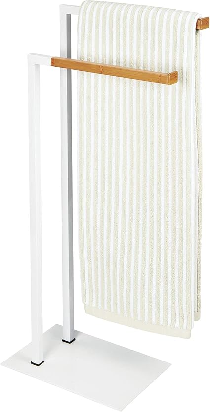 mDesign Soporte para toallas – Toallero de pie con dos barras para toallas grandes y pequeñas – Portatoallas compacto de metal – blanco/madera