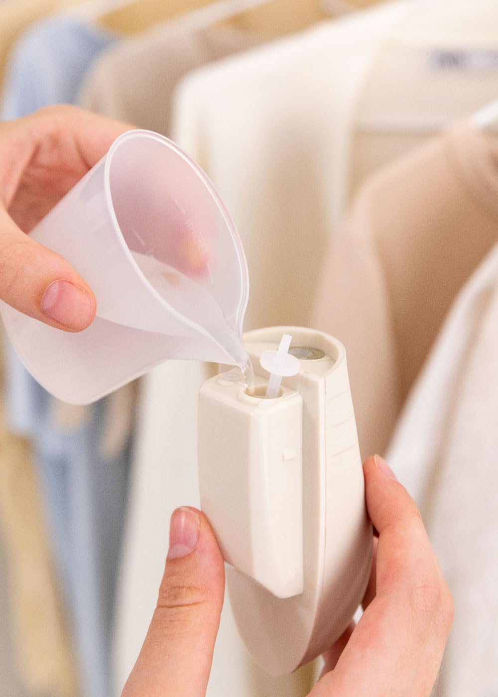 CREATE Fer à repasser à vapeur vertical de voyage blanc cassé/Chauffage rapide, facile à utiliser, pour tous les types de tissus, confortable, compact et léger, avec verrouillage de surchauffe