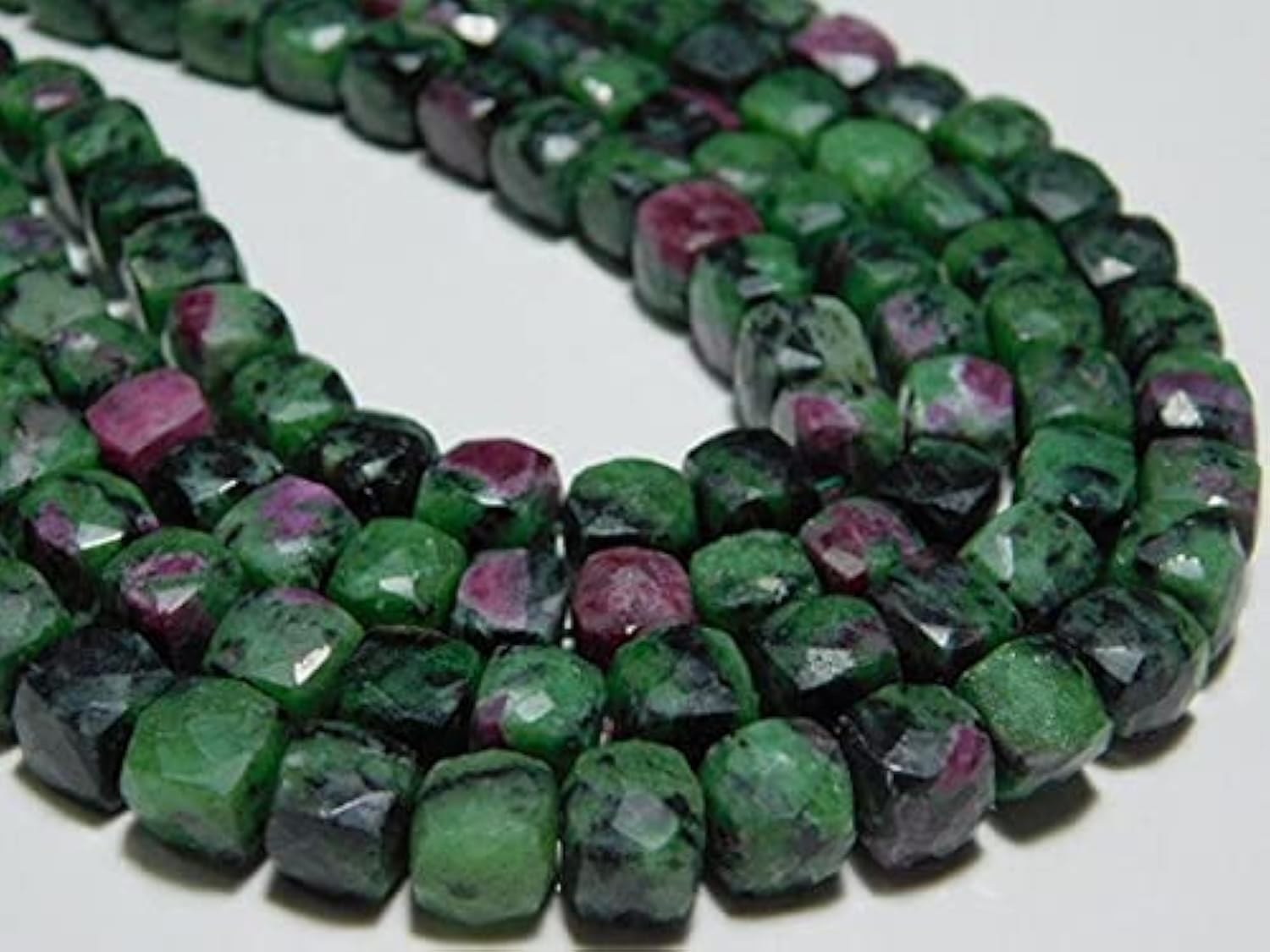 Ruby Zoisite Faceted Cubes 8mm pierre précieuse taillée pour bijoux haut de gamme