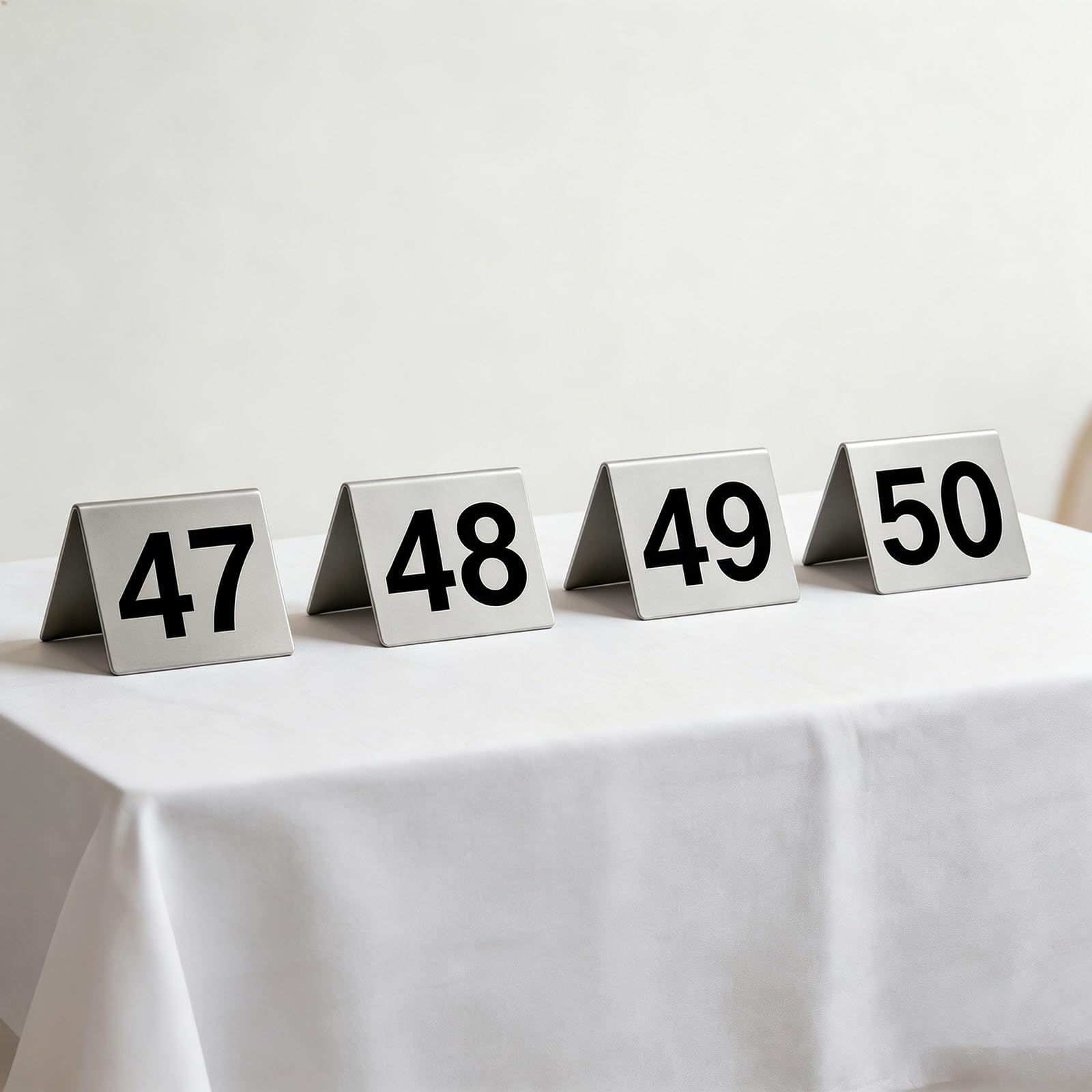 50 sztuk numerów stołów ze stali nierdzewnej 1-50, dwustronne numery stołów, 5 x 5 x 4,5 cm, styl namiotu, stal nierdzewna, plan siedzenia, karty stołowe na wesele, do restauracji, hotelu, kawiarni