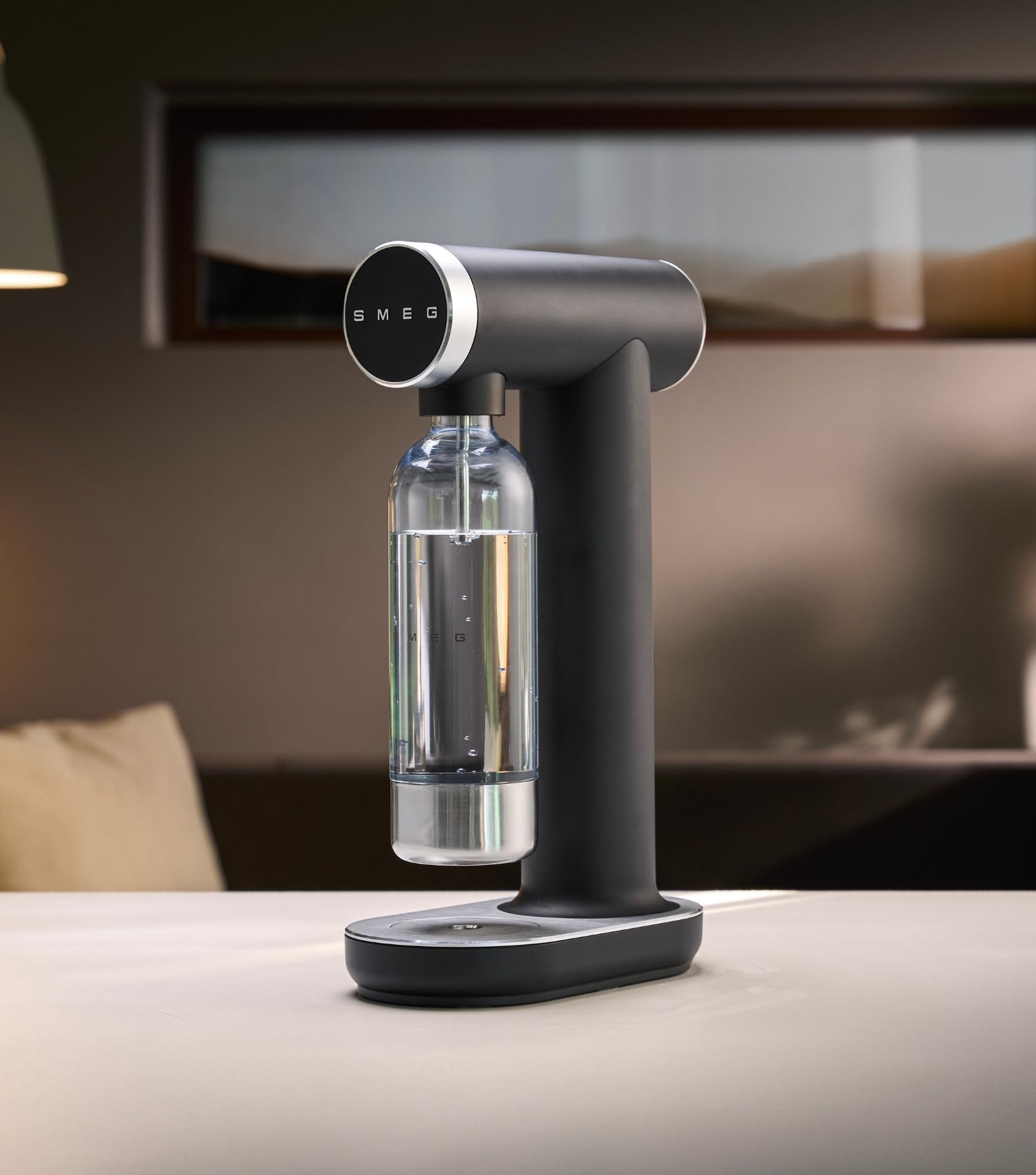 Smeg, SKC01BLM Wassersprudler mit Sprudelregler und Tropfschale, 800-ml-Flasche, CO₂-Zylinder nicht enthalten, Mattschwarz