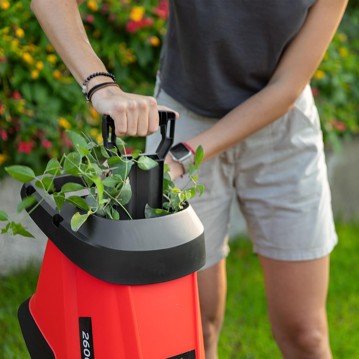 GREENCUT GE250C-2 - Biotrituradora eléctrica, Potencia 2600W, Capacidad de Corte 45mm, tolva de Gran tamaño, 2 Bolsas de Recogida de 45l, Ruedas y asa para Transporte, Rojo