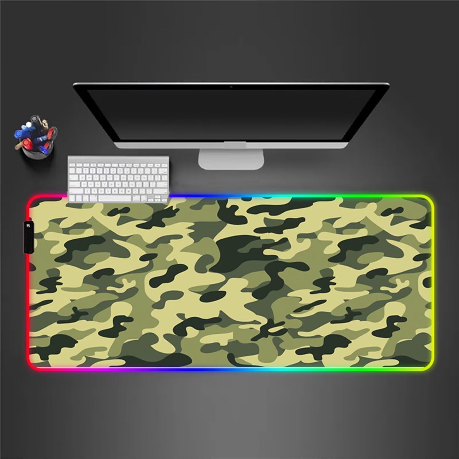 Tappetino per Mouse RGB Camuffare Grande Tappetino per Mouse da Gioco LED con 14 Modalità di Illuminazione Tappetino Antiscivolo per Laptop Ufficio e Scrivania 900x400x4mm